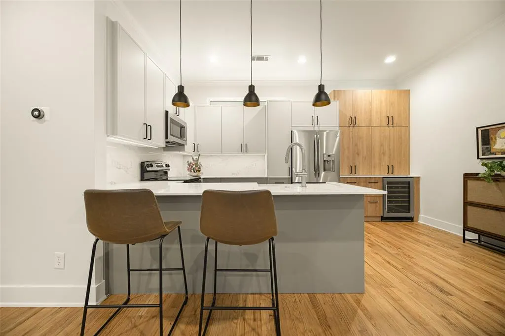 5711 Ross Avenue #6