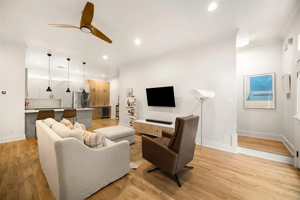 5711 Ross Avenue #6