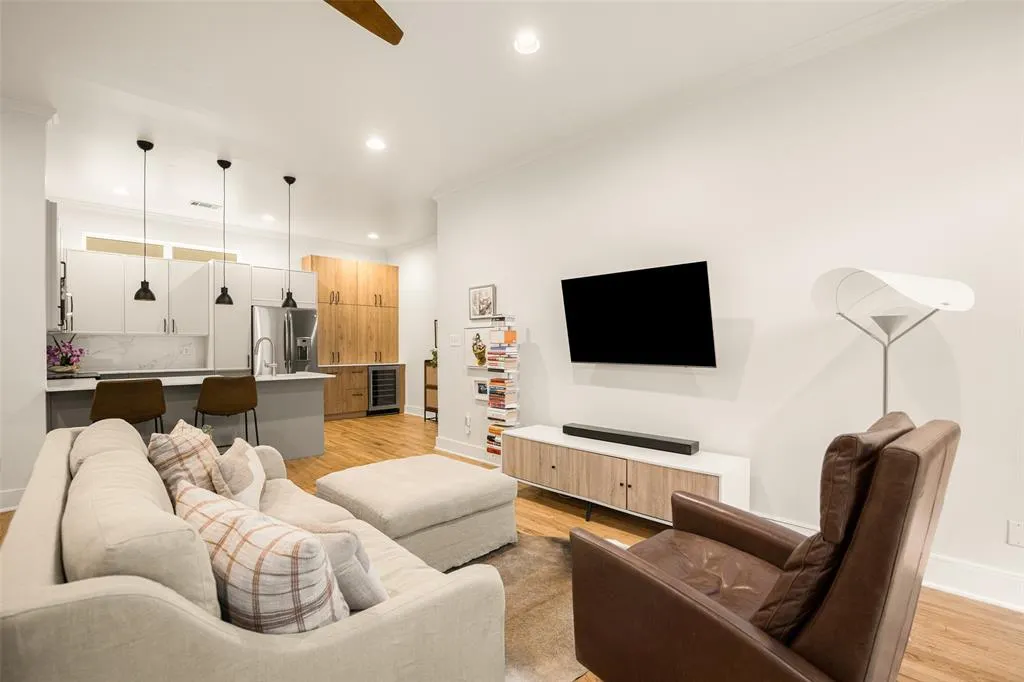 5711 Ross Avenue #6