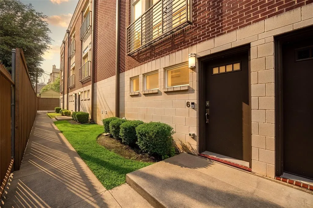 5711 Ross Avenue #6
