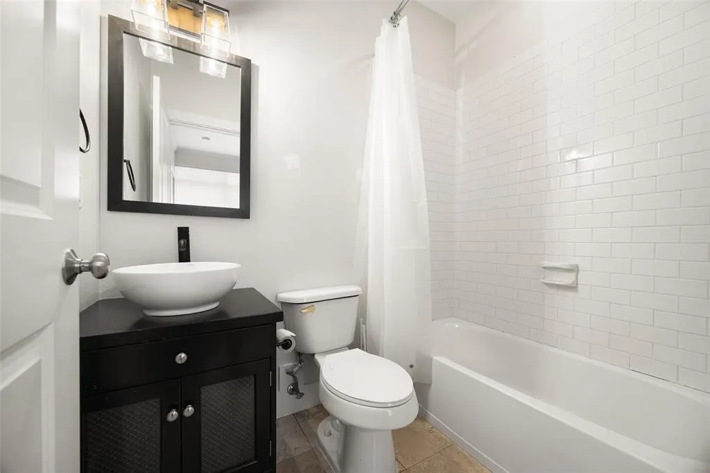5711 Ross Avenue #6