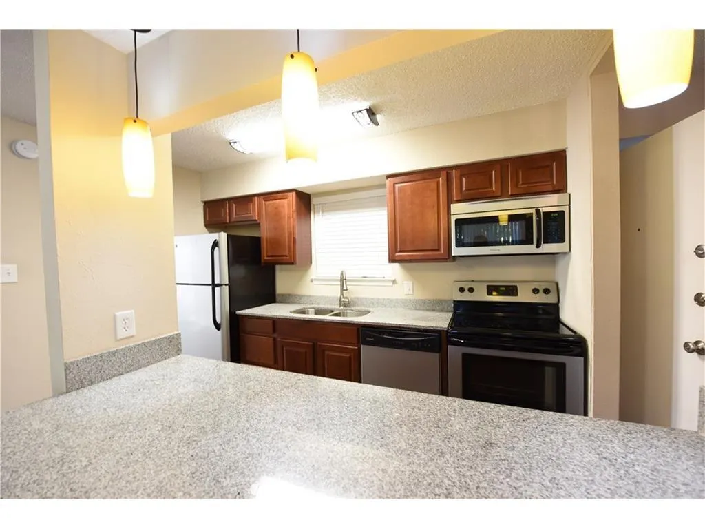 2833 Kings Road #101