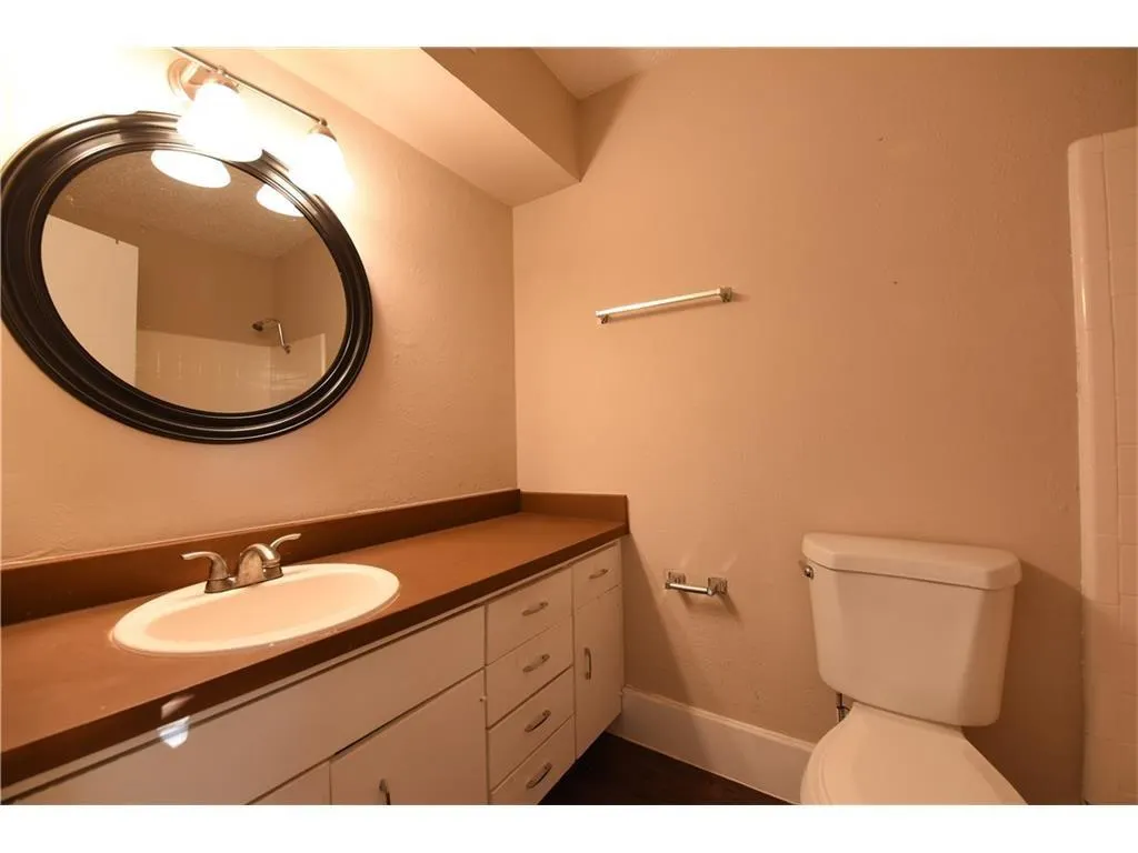 2833 Kings Road #101