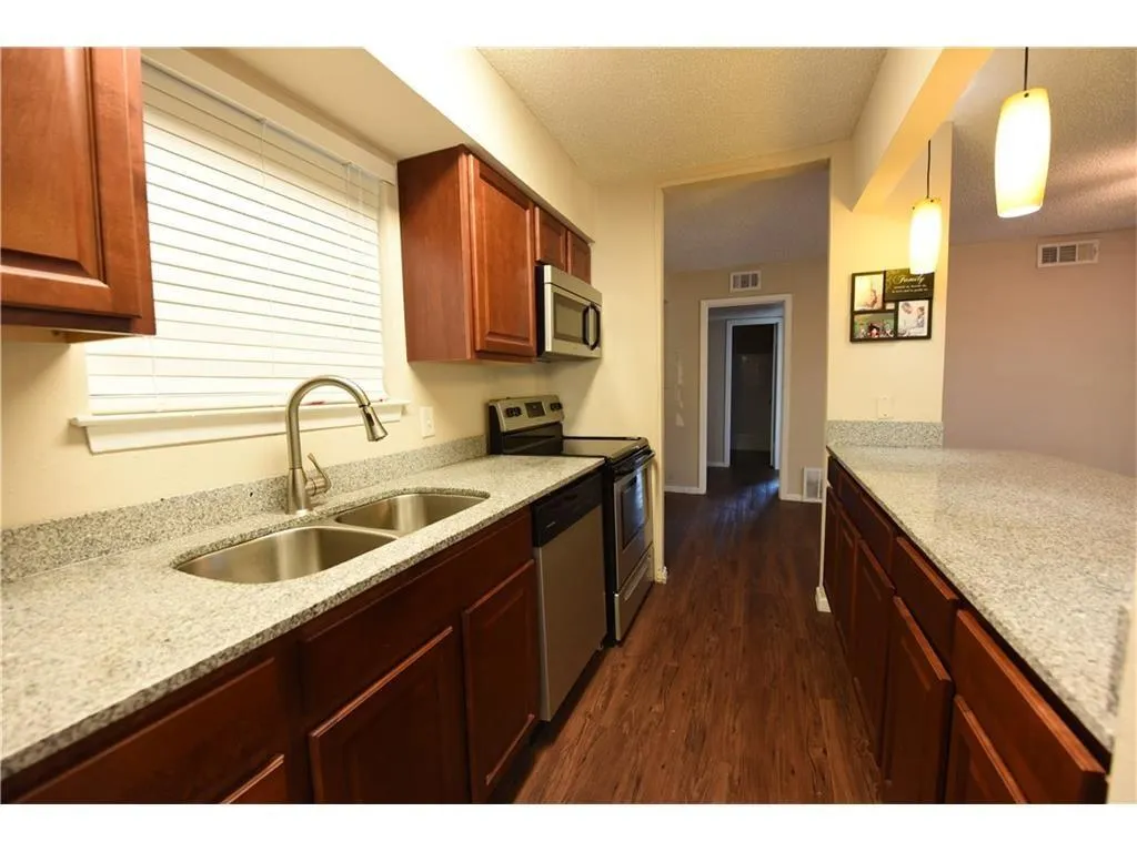 2833 Kings Road #101