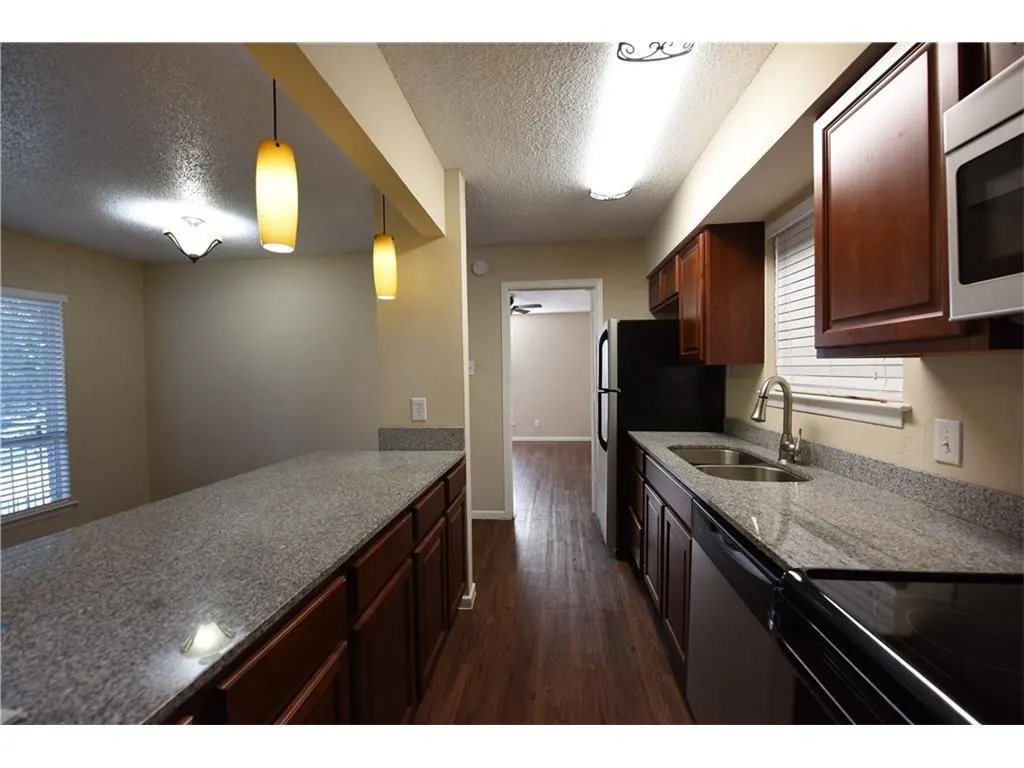2833 Kings Road #101