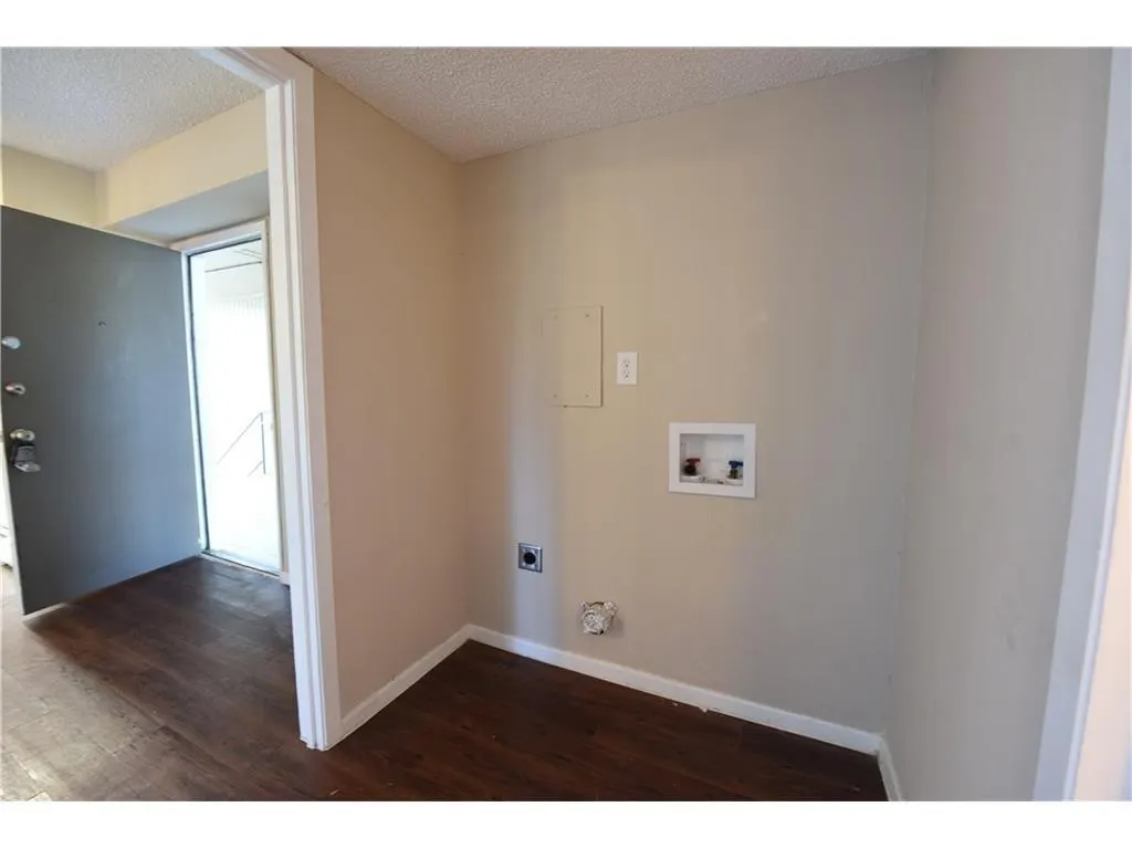 2833 Kings Road #101