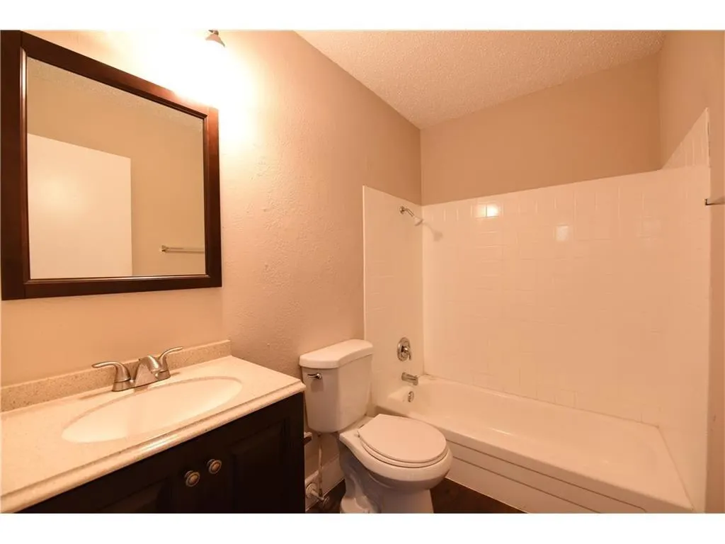 2833 Kings Road #101