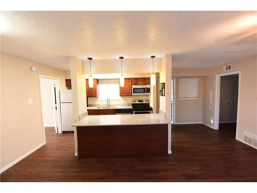 2833 Kings Road #101