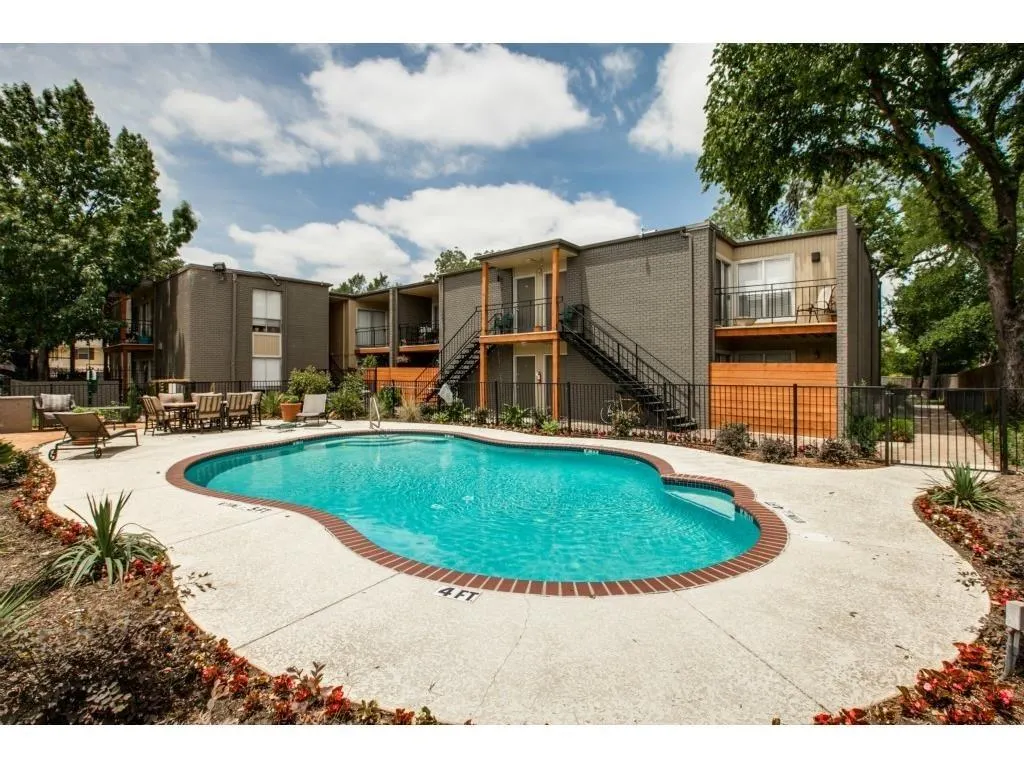 2833 Kings Road #101