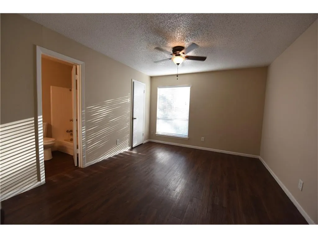 2833 Kings Road #101