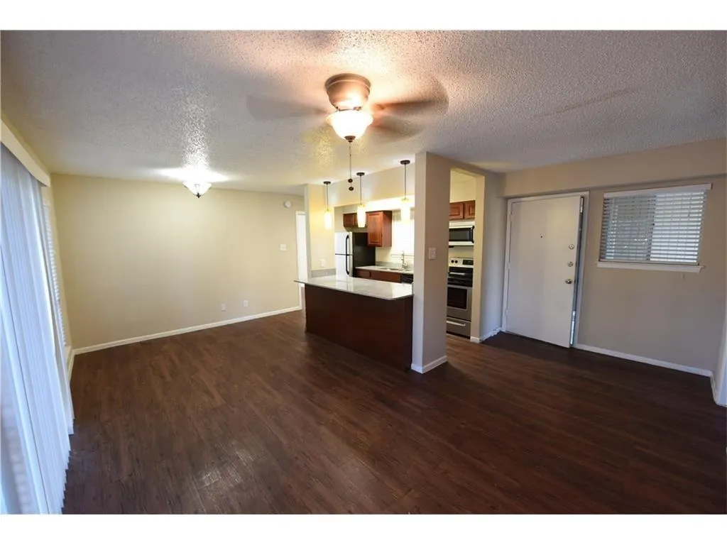 2833 Kings Road #101