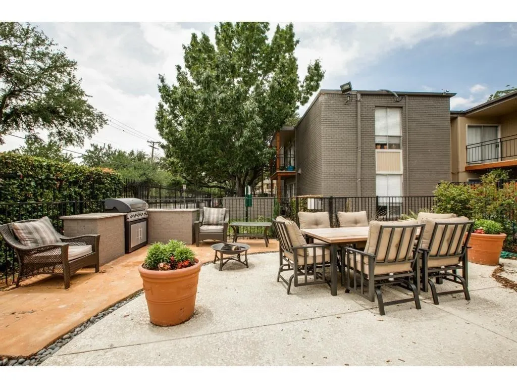 2833 Kings Road #101