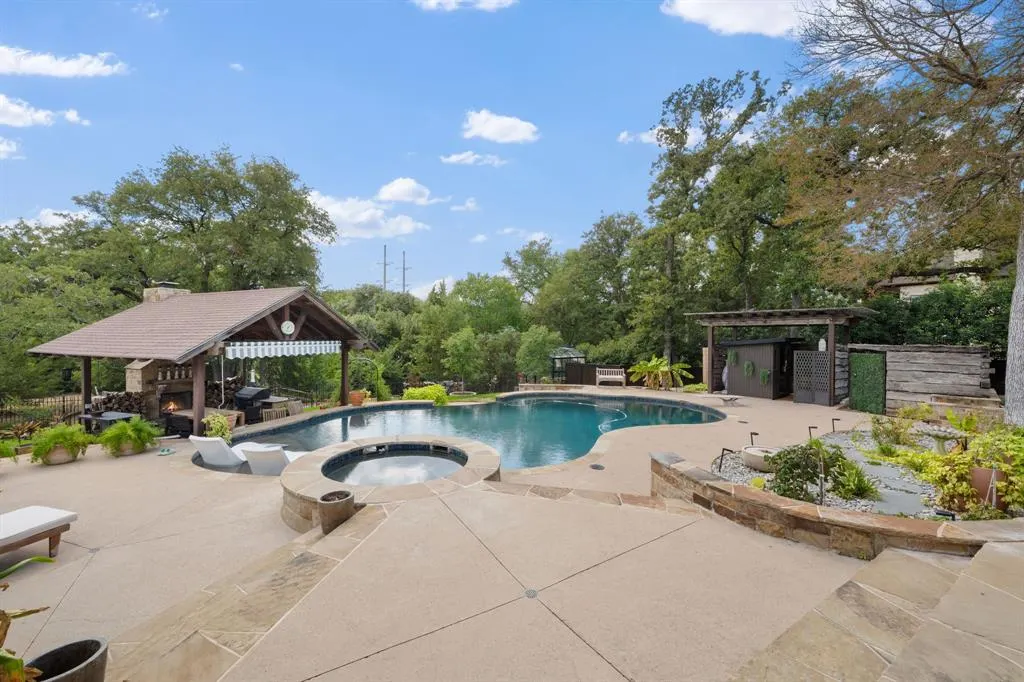 3602 Lakeway Drive