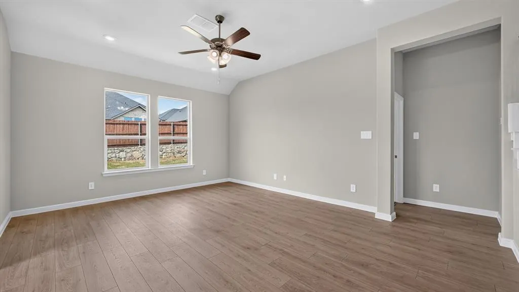 15068 SPLENDOR Street
