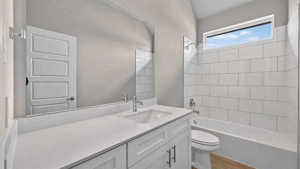 15068 SPLENDOR Street