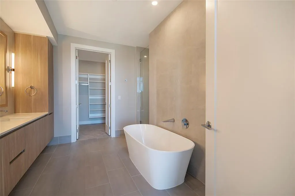 3001 Maple Avenue #2207