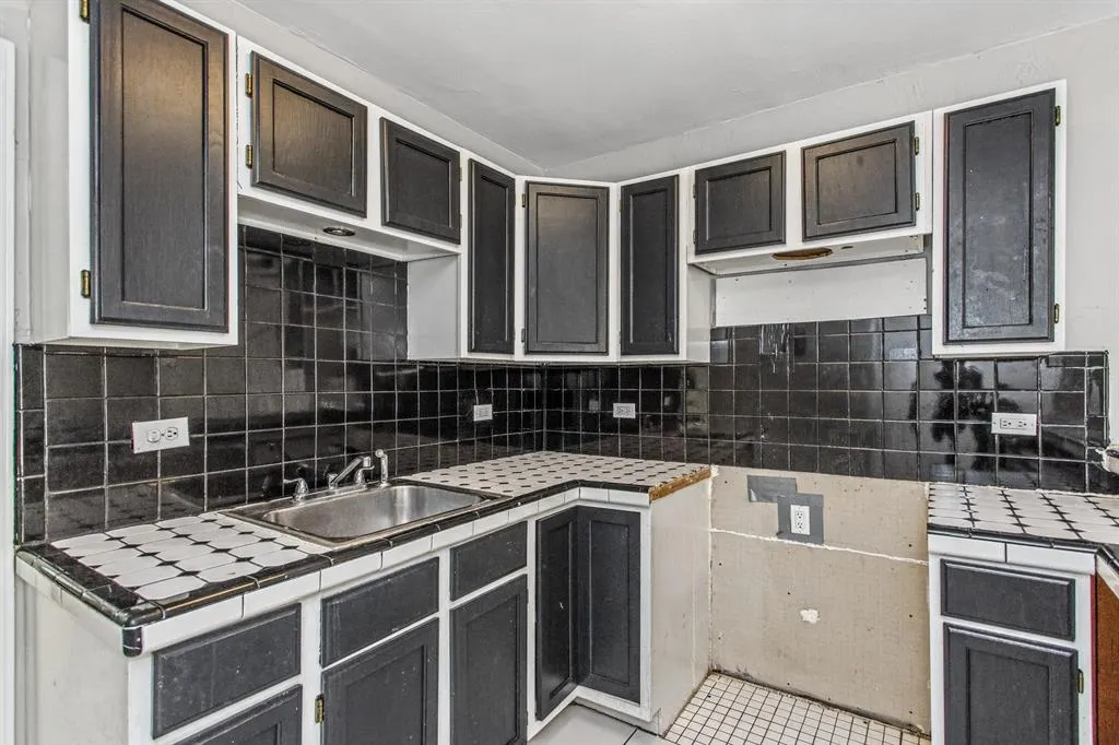 1220 Colfax Circle