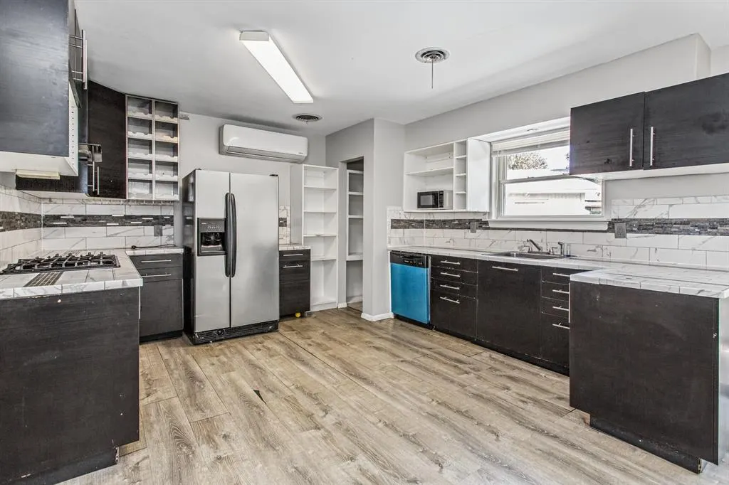 1220 Colfax Circle