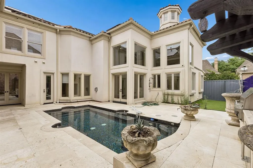 6917 Forest Glen Drive