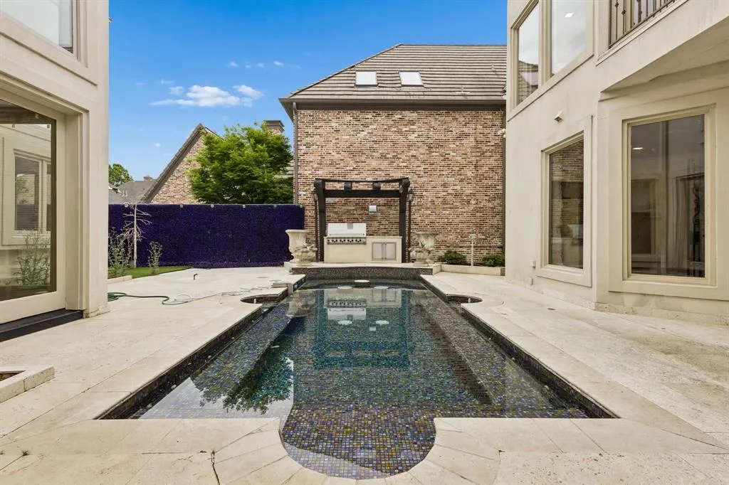 6917 Forest Glen Drive