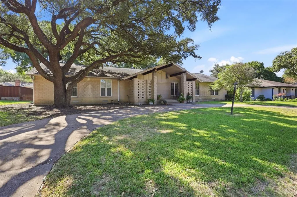 7806 Woodstone Lane