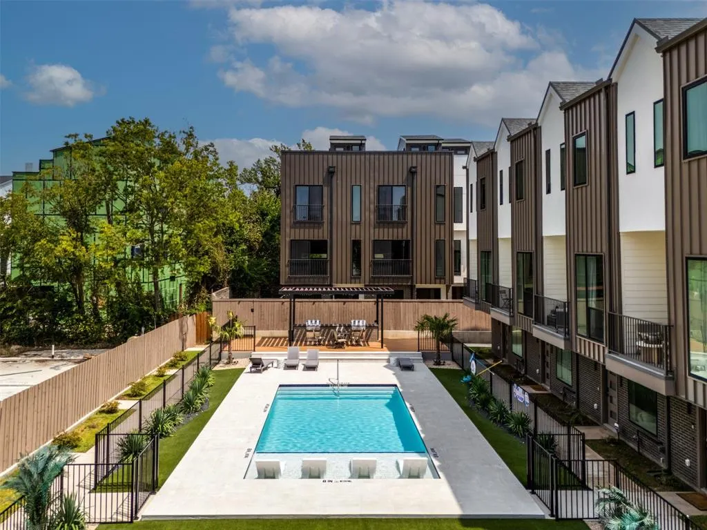4517 Munger Avenue #103
