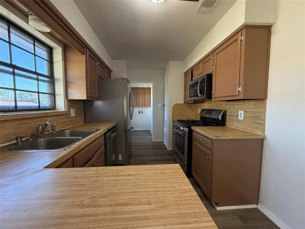 1535 El Camino Circle