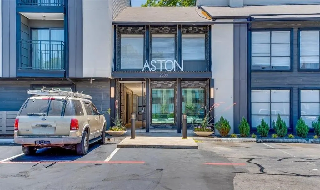 2800 Douglas Avenue #118