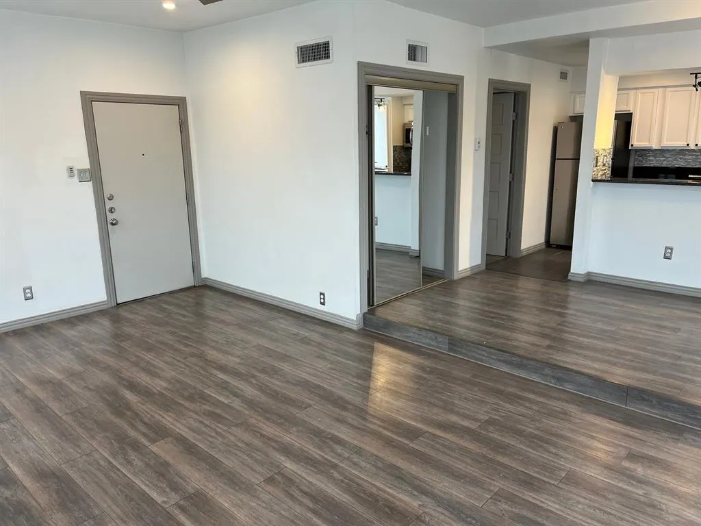 2800 Douglas Avenue #219