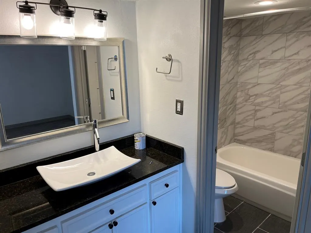 2800 Douglas Avenue #219