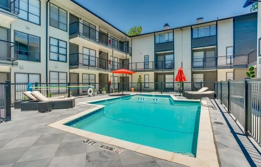 2800 Douglas Avenue #219