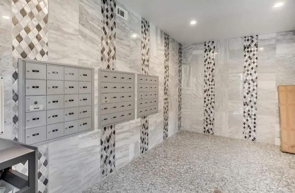 2800 Douglas Avenue #219