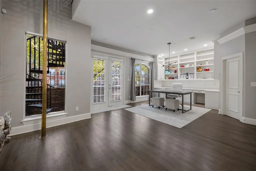2707 Gaston Avenue