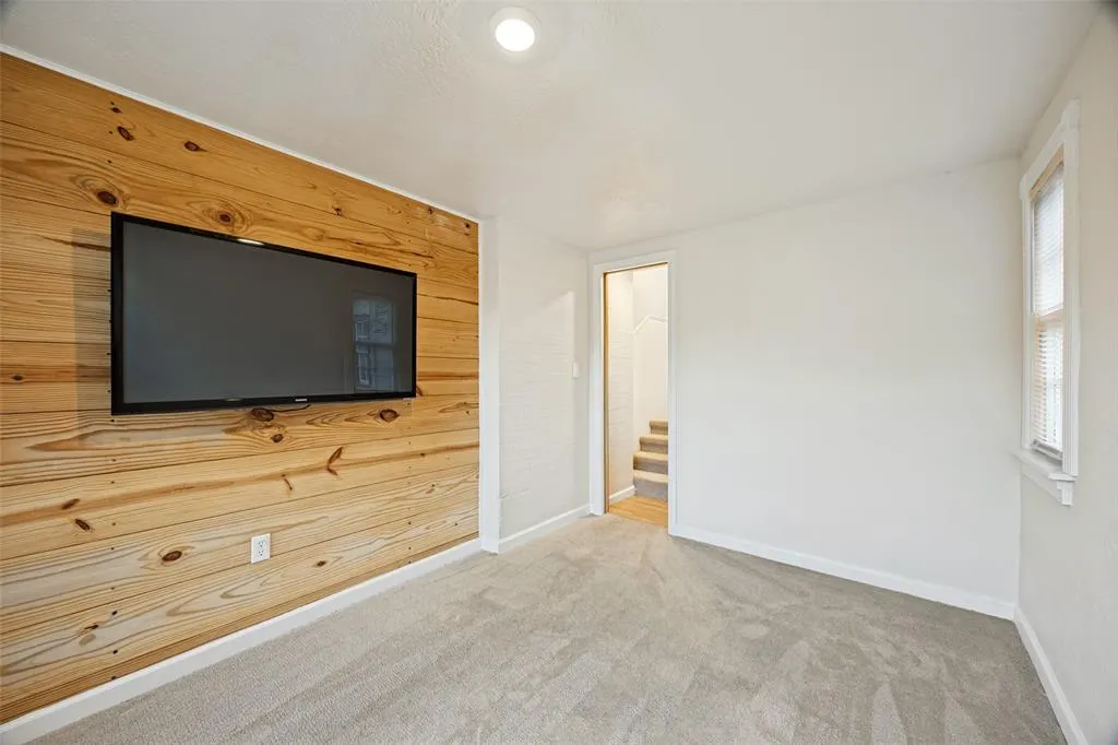 7011 Hammond Avenue