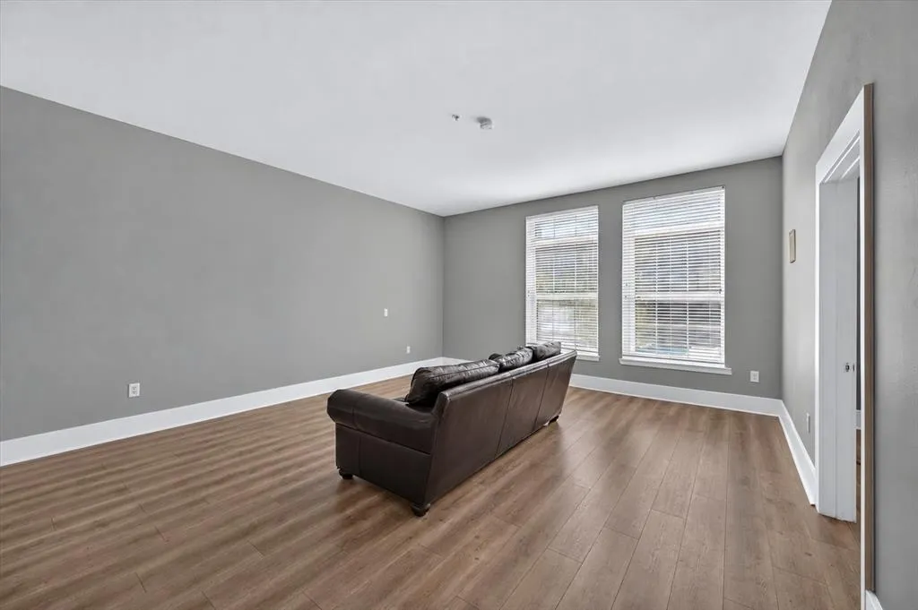 2305 Worthington Street #202
