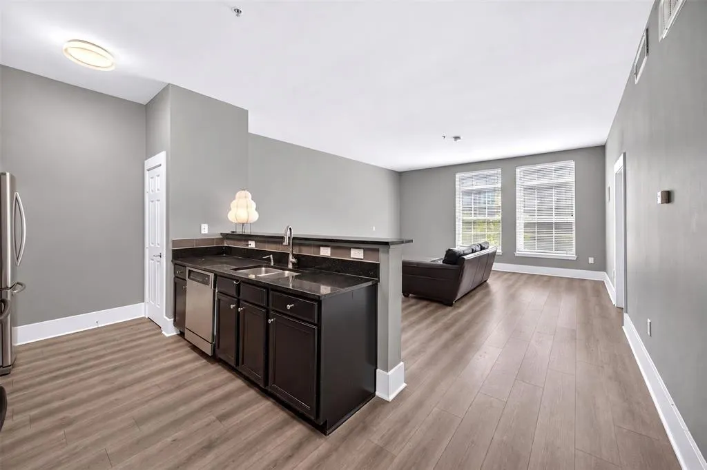 2305 Worthington Street #202
