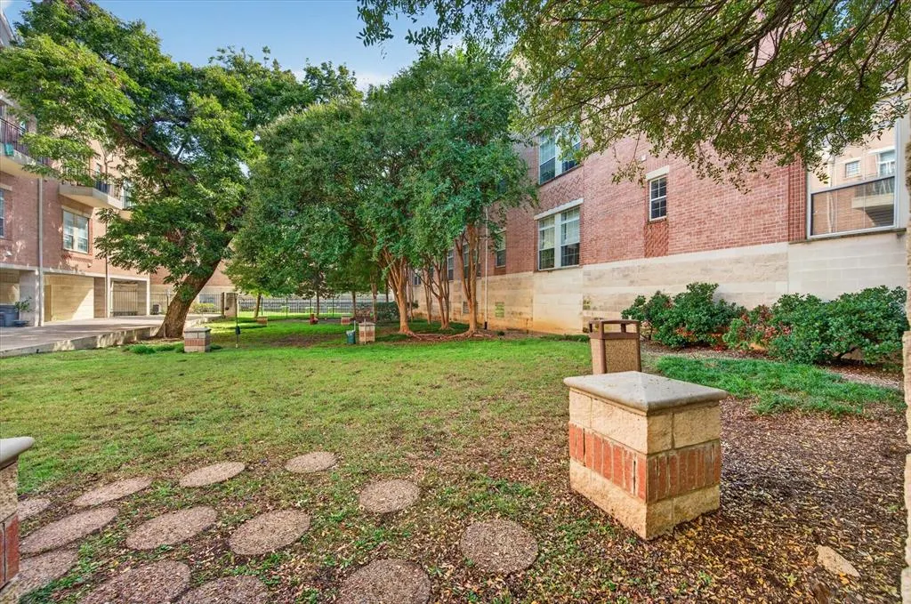 2305 Worthington Street #202