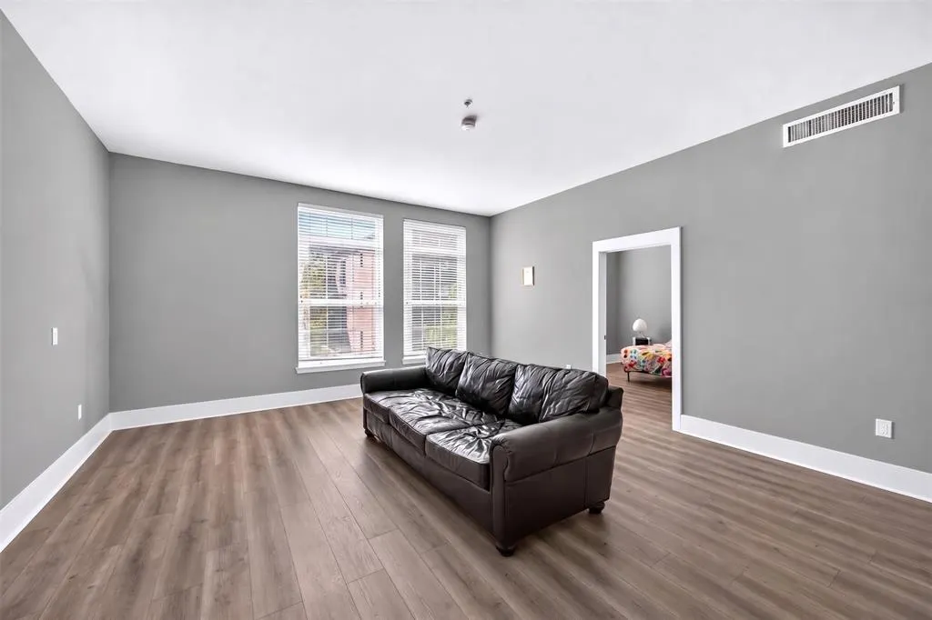 2305 Worthington Street #202