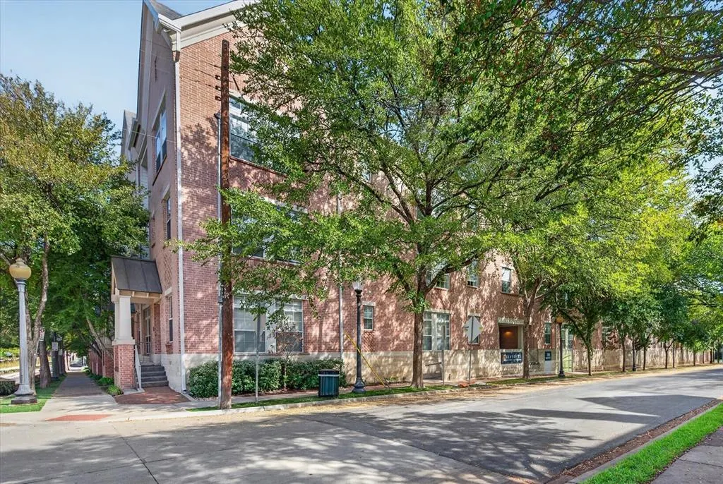 2305 Worthington Street #202