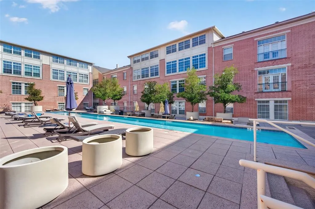 2305 Worthington Street #202