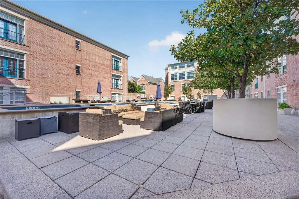2305 Worthington Street #202