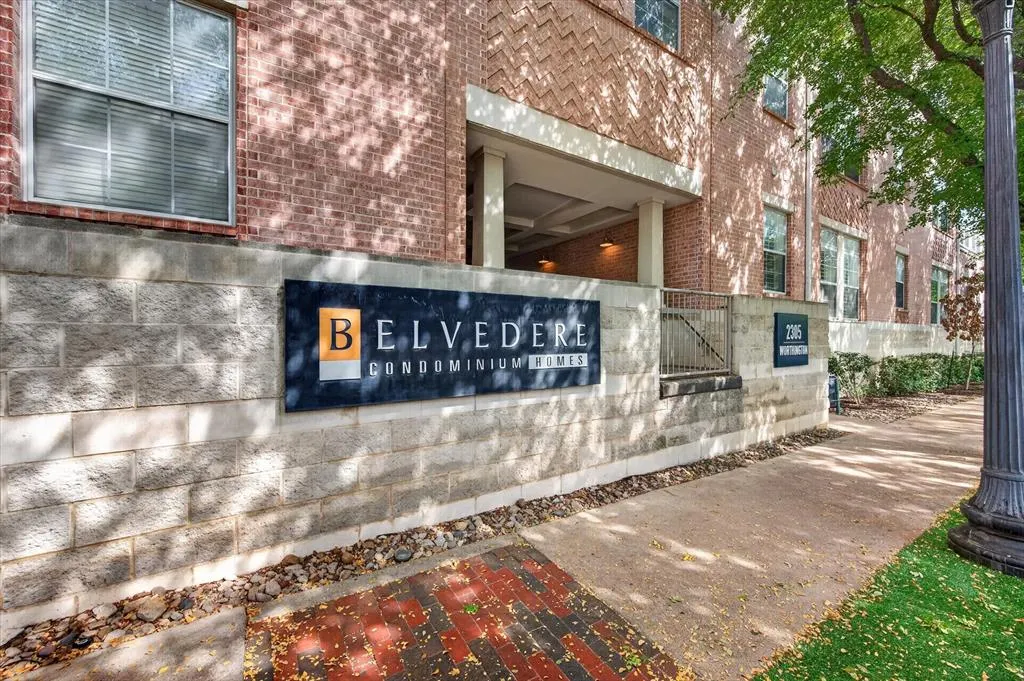2305 Worthington Street #202