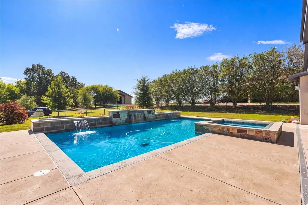 211 Hunter Pass