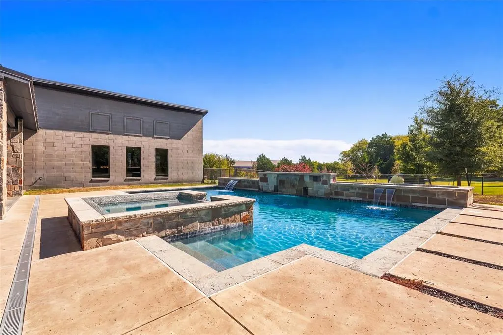 211 Hunter Pass