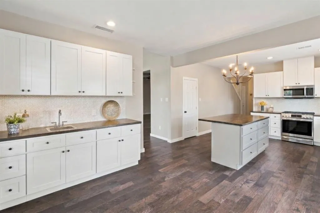 15 Brookhollow Circle