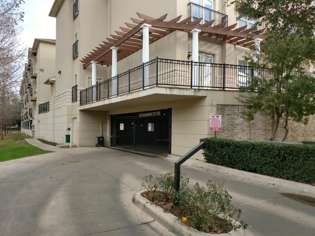 3102 Kings Road #203