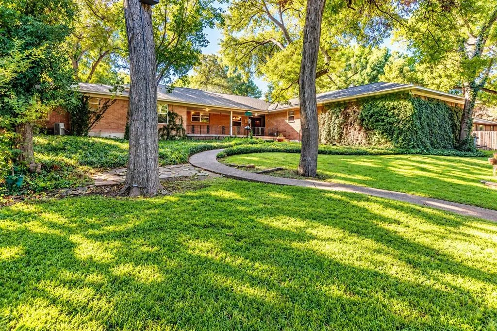 9309 Vinewood Drive