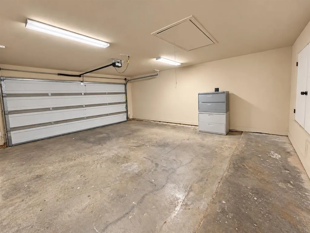 2811 S Lillis Lane