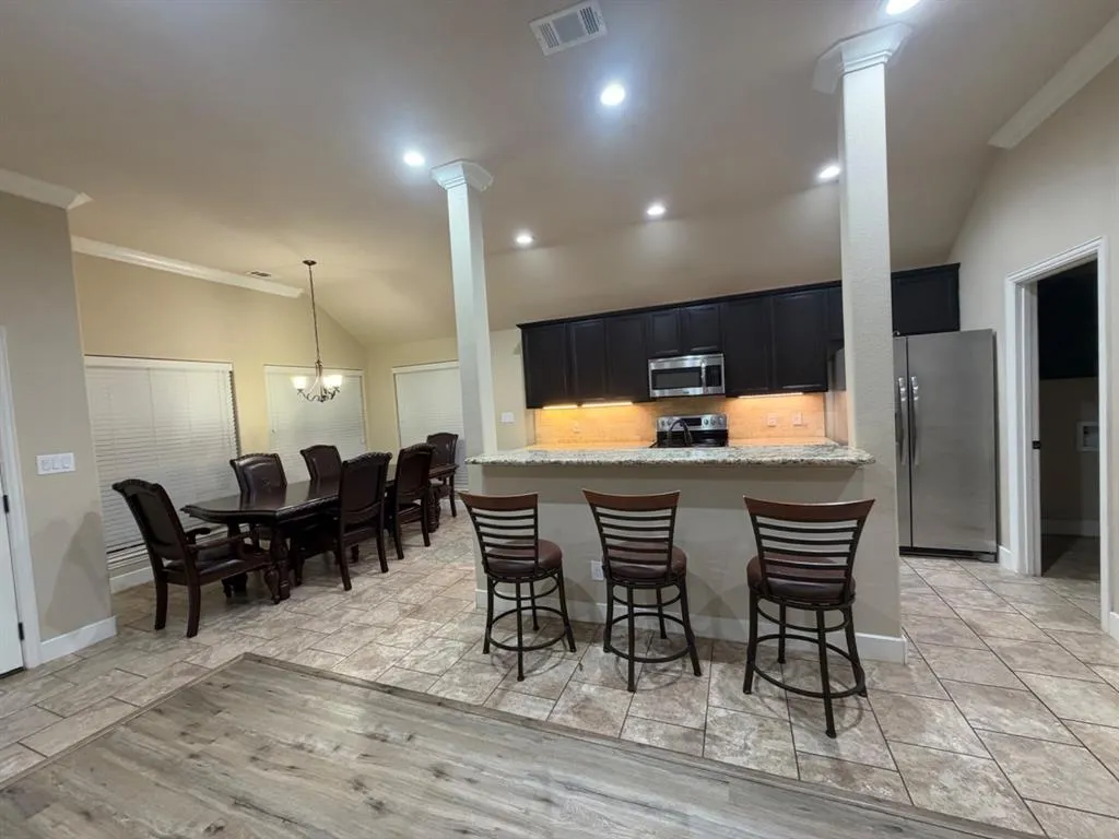 2811 S Lillis Lane