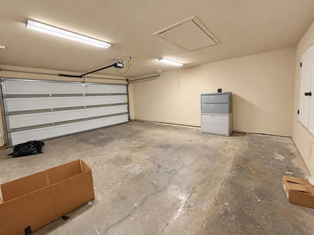 2811 S Lillis Lane